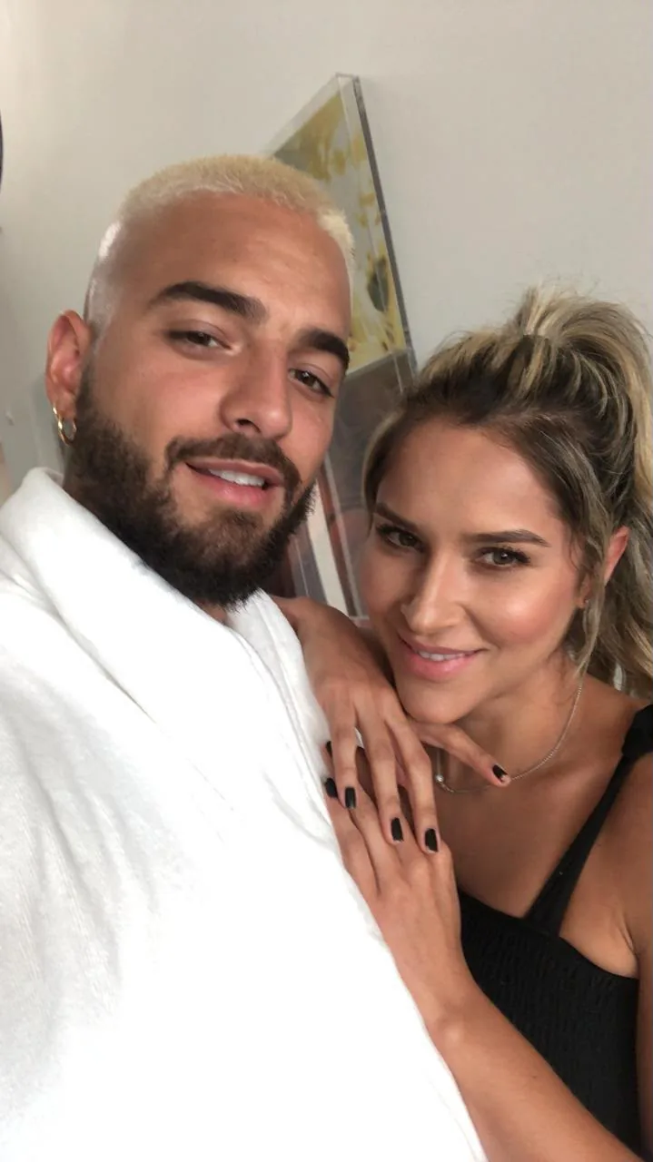 Selfie de Moni Aristi con un artista en bata, detrás de cámaras