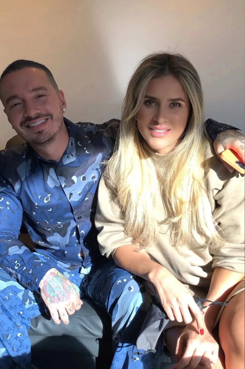 Moni Aristi sentada junto a un artista antes de una sesión