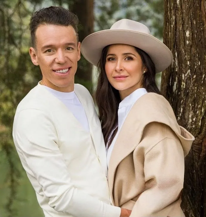 Pareja en una sesión de fotos en el bosque