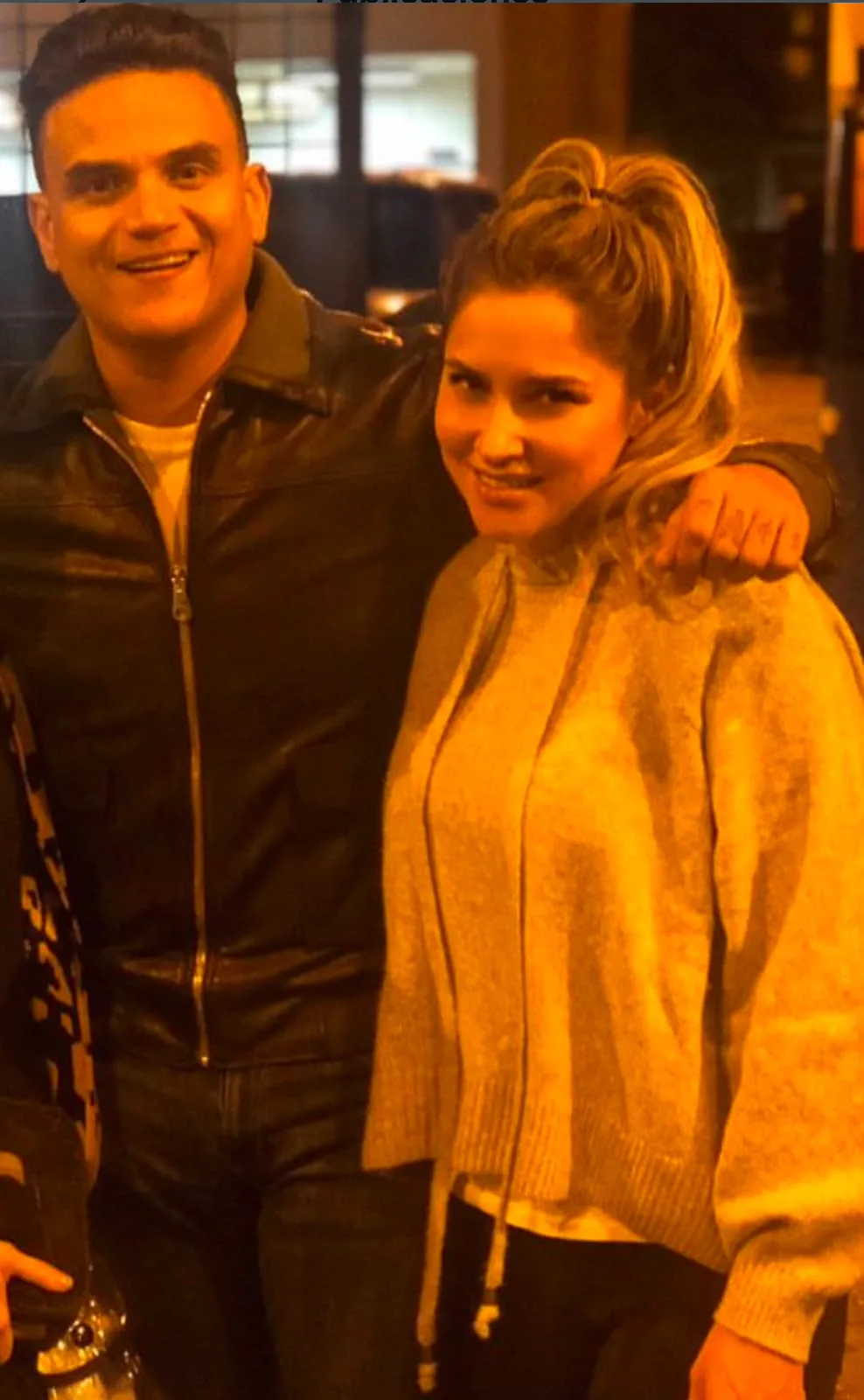 Moni Aristi junto a un artista con chaqueta de cuero