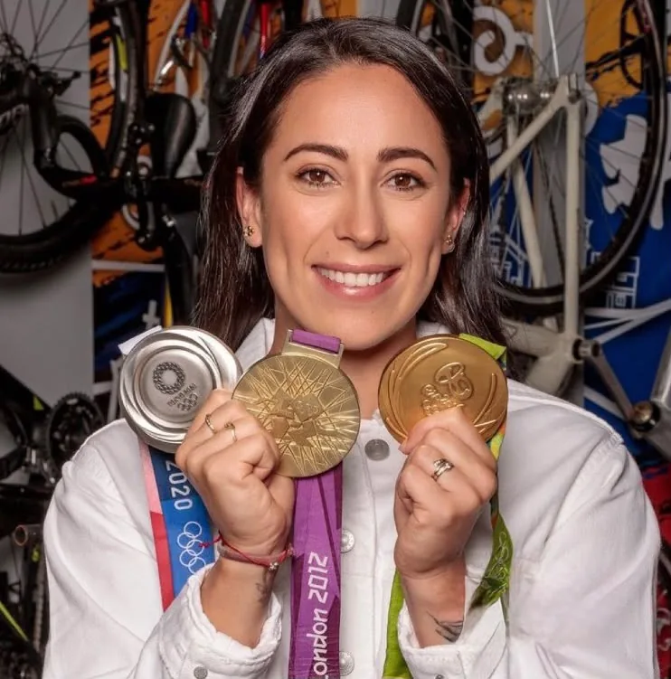 Deportista posando con sus medallas olímpicas