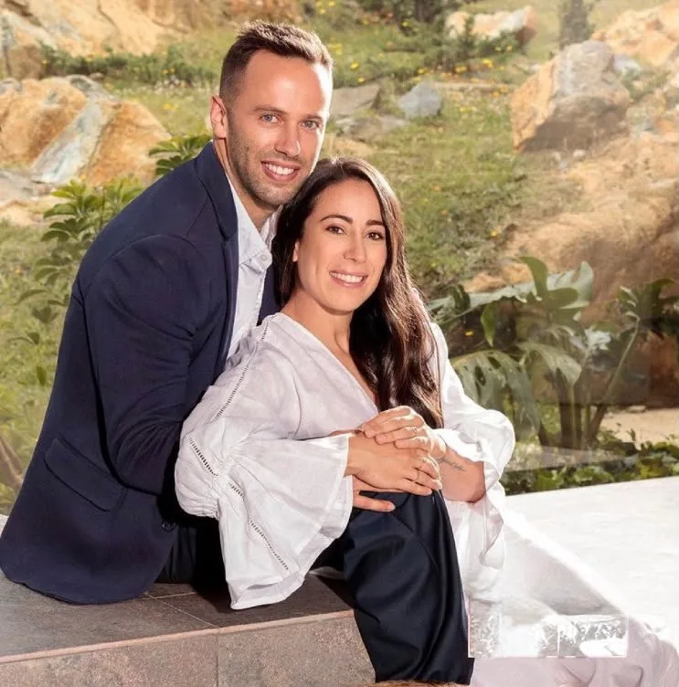 Pareja abrazada en una sesión de fotos en exteriores