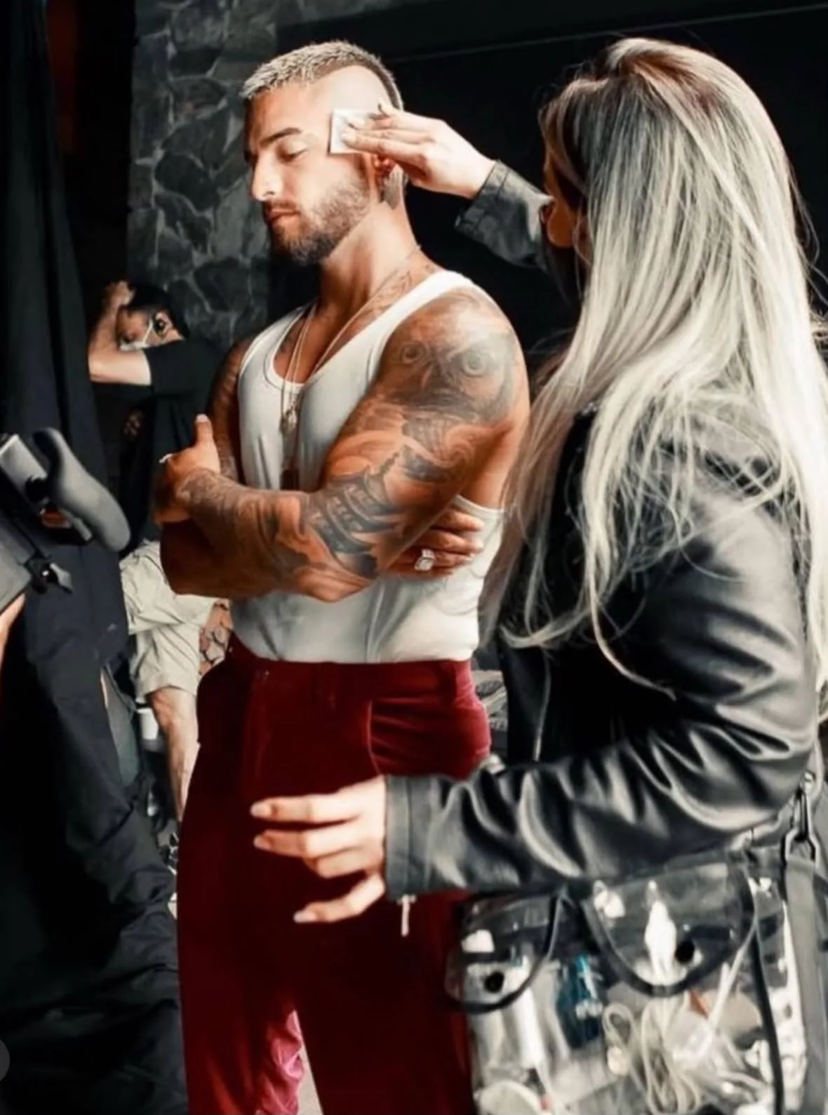 Retoque de maquillaje en backstage antes de salir a escena