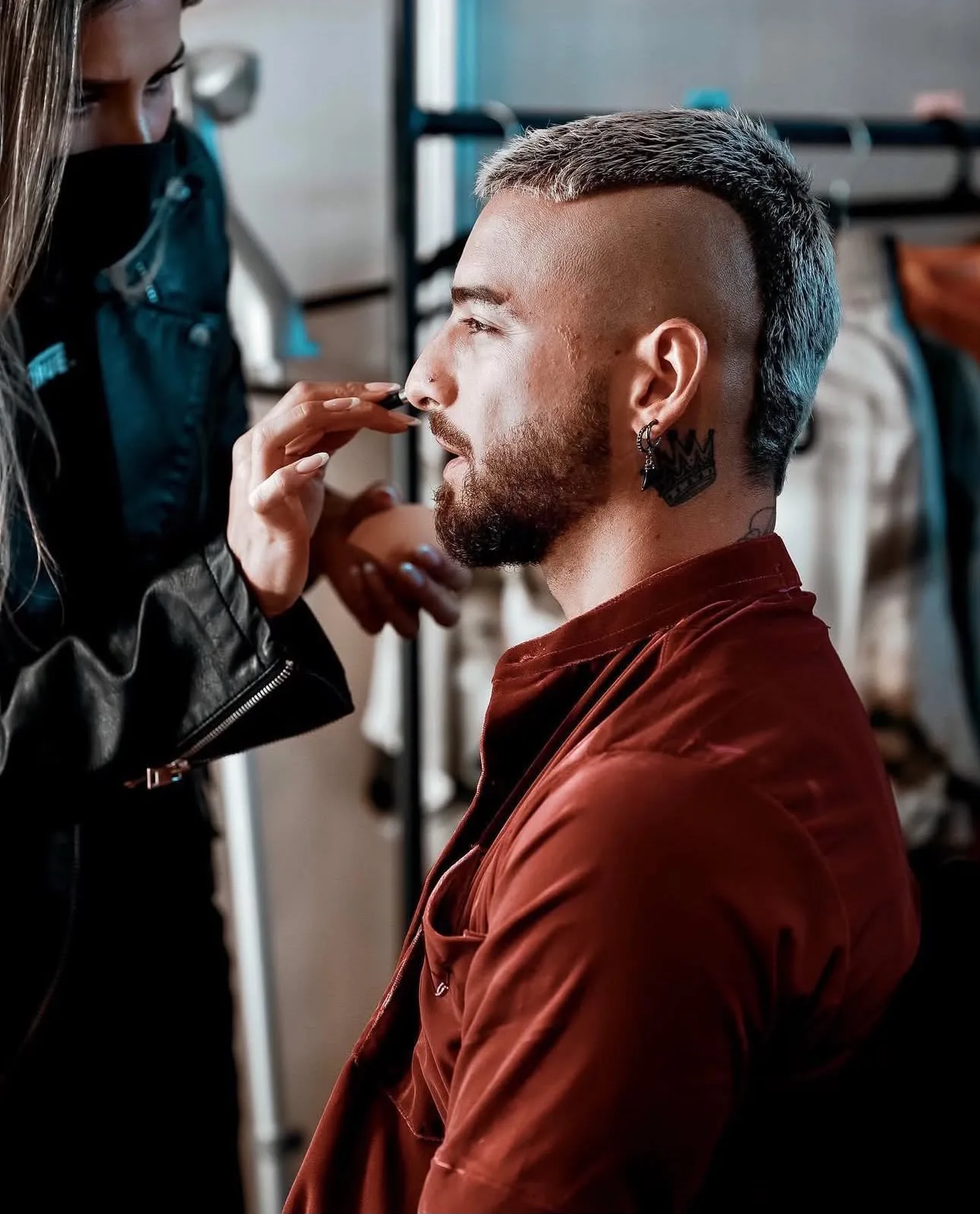 Aplicación de labial a un artista de perfil en backstage