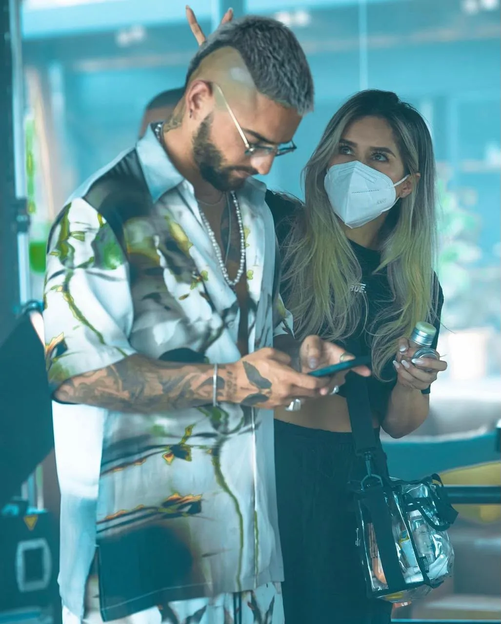 Moni Aristi junto a un artista revisando una toma en el set