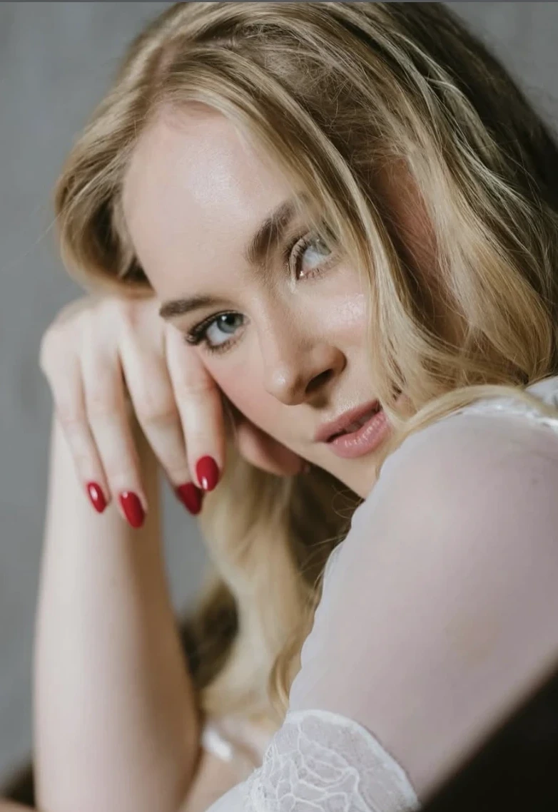 Retrato cercano de novia con maquillaje delicado y mirada suave