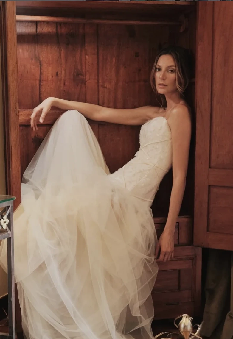 Modelo con vestido de novia de encaje dentro de un armario de madera