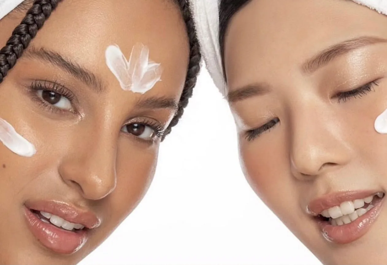 Campaña de skincare, dos rostros de cerca con crema hidratante en el rostro