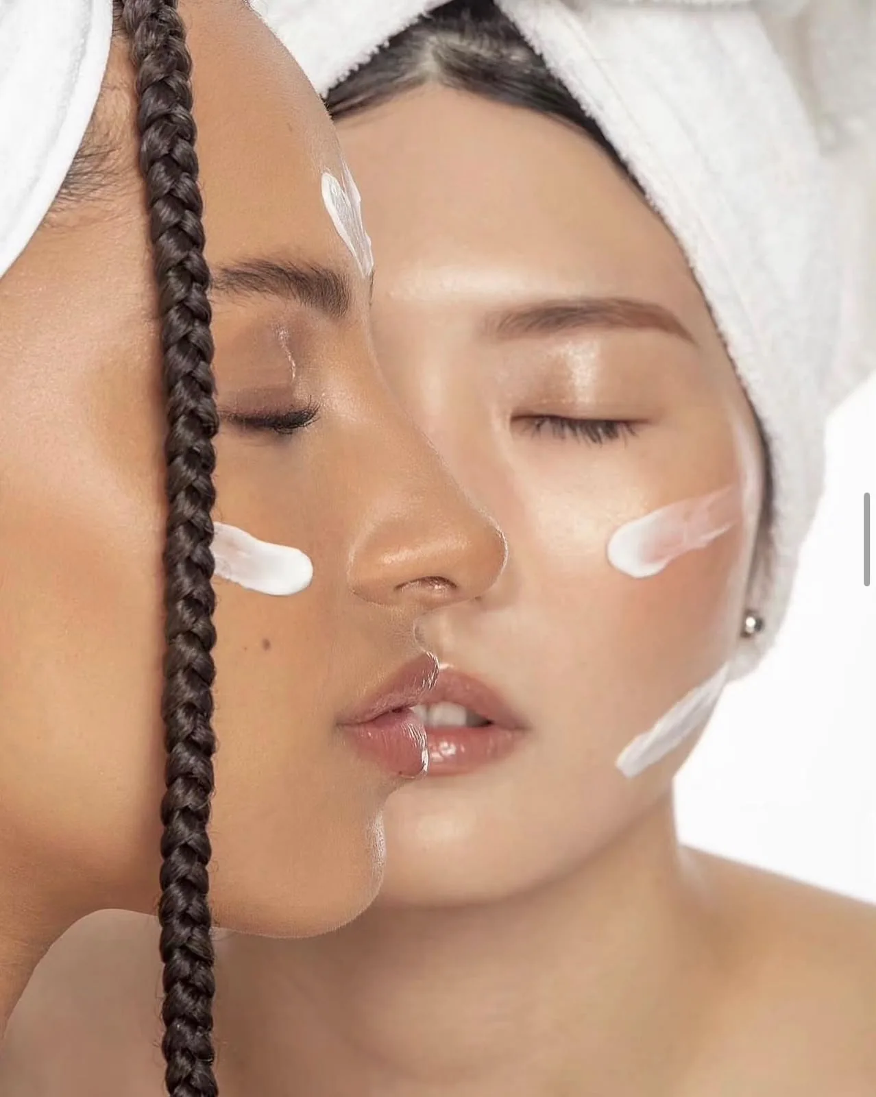 Campaña de skincare con dos rostros superpuestos y crema aplicada en las mejillas