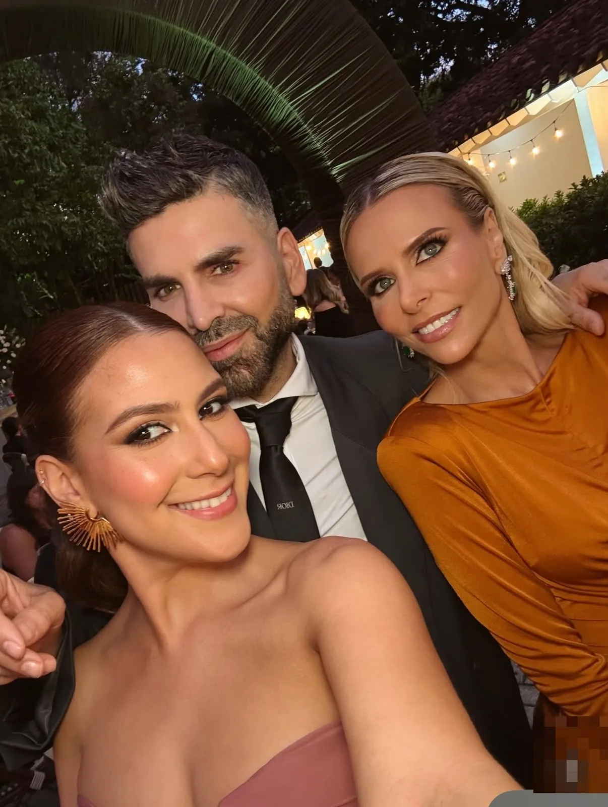 Invitadas con maquillaje glam de noche en un evento social al aire libre